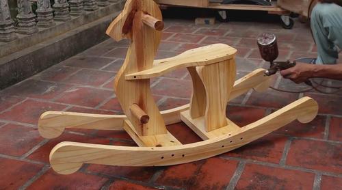 老木匠用几块木板制作玩具摇马,产品真精致,比买的结实耐玩!